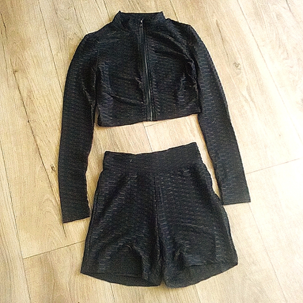 black zip up long sleeve crop top,black legging short outfit
